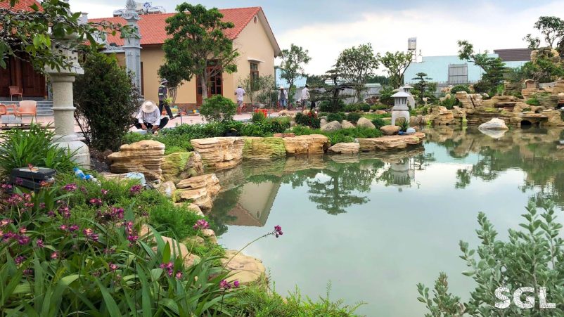 Đá cổ thạch trong thiết kế hồ cá Koi