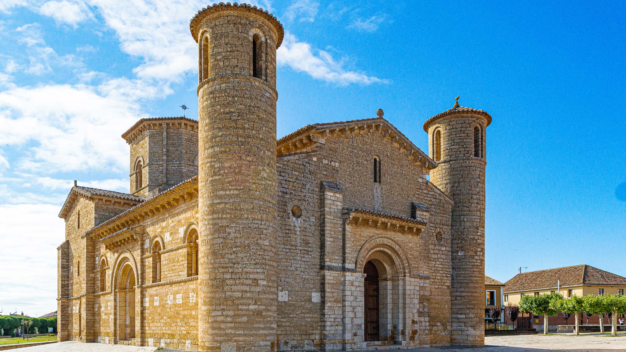 CÔNG TRÌNH ROMANESQUE ĐIỂN HÌNH VỚI MÁI VÒM TRÒN VÀ CỬA MÁI CUỐN CONG