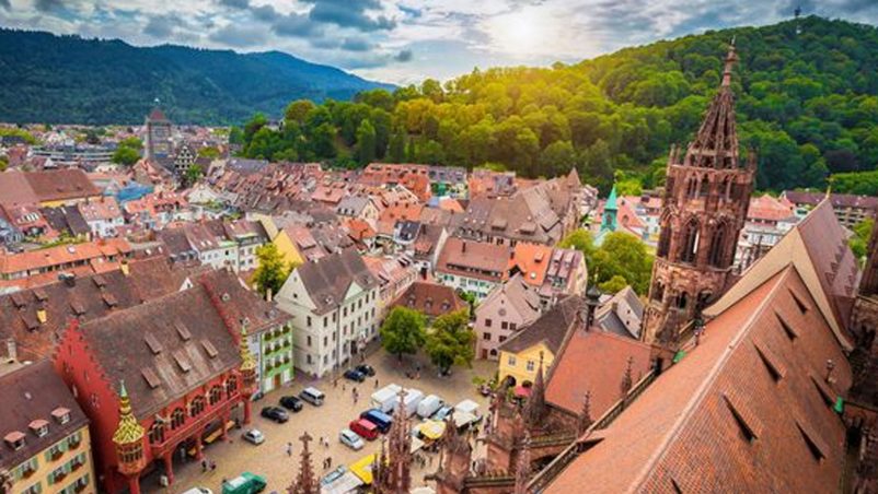 Thành phố Freiburg (Đức) đi đầu trong phát triển bền vững với hệ thống giao thông không khí thải, kiến trúc tiết kiệm năng lượng và các khu công viên phủ xanh rộng lớn