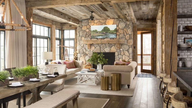 Phòng khách Rustic mộc mạc, hài hòa giữa gỗ tái chế, lò sưởi đá tự nhiên và nội thất sáng màu.